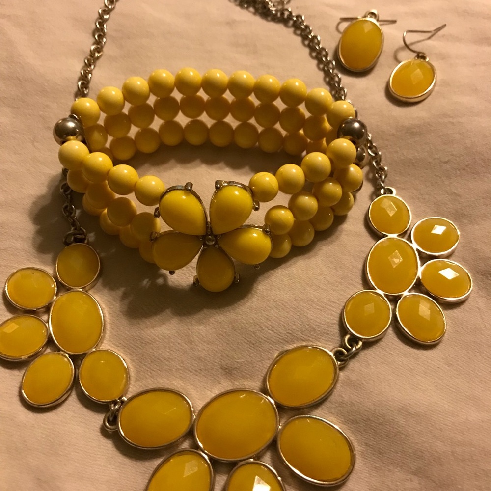Necklace earrings bracelet